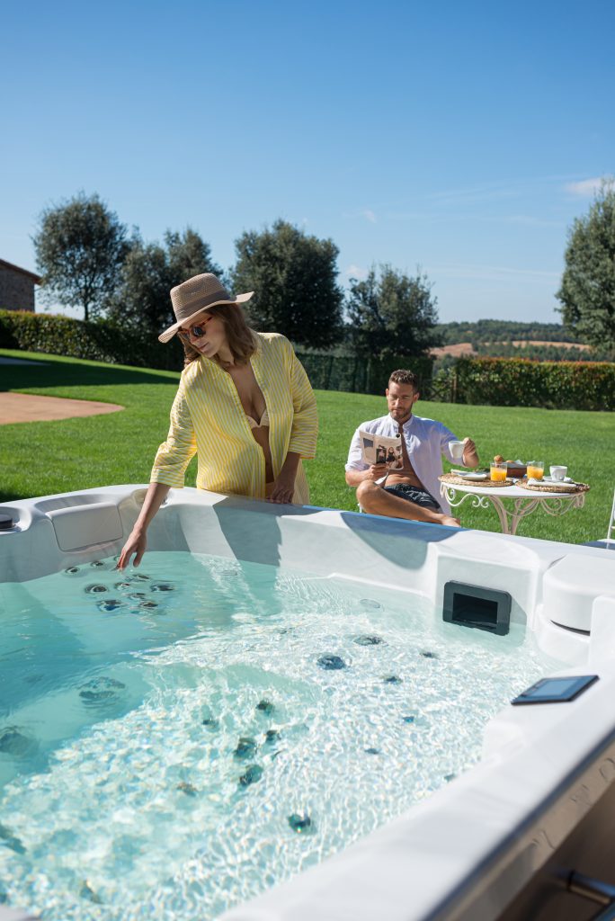 Pareja en jacuzzi exterior. Ideas para convertir tu espacio exterior en tu zona favorita. Jujuju aquacenter. Tienda de spas y jacuzzis 
