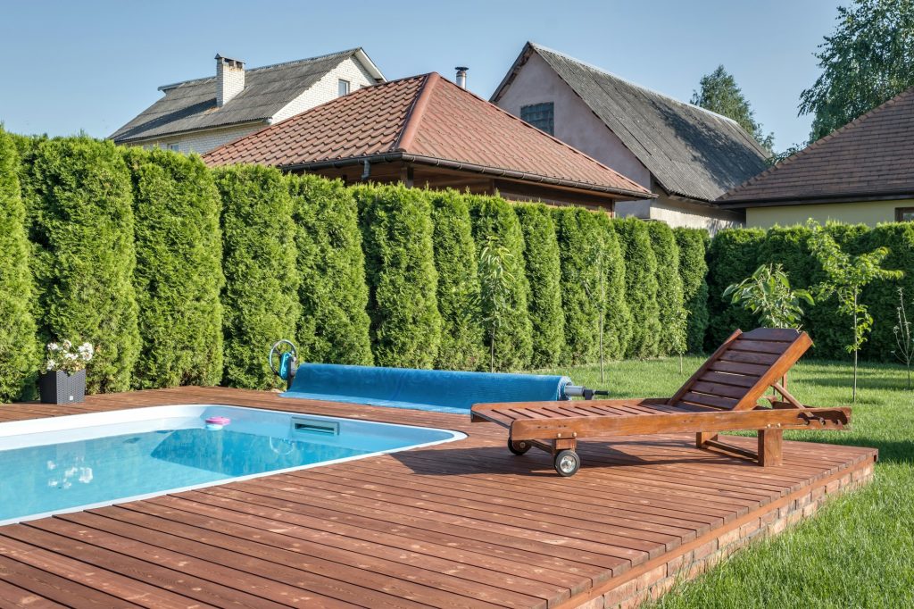 Casa con piscina al aire libre.  Ideas para convertir tu espacio exterior en tu zona favorita. Jujuju aquacenter. Tienda de spas y jacuzzis 
