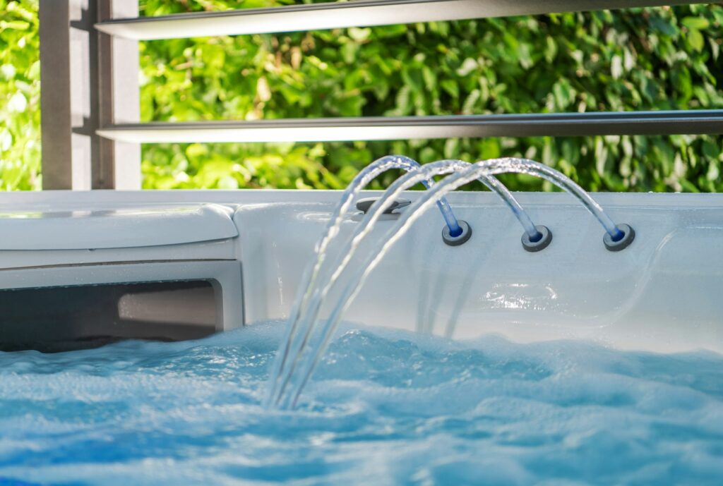 Jacuzzi con chorros.  Ideas para convertir tu espacio exterior en tu zona favorita. Jujuju aquacenter. Tienda de spas y jacuzzis 
