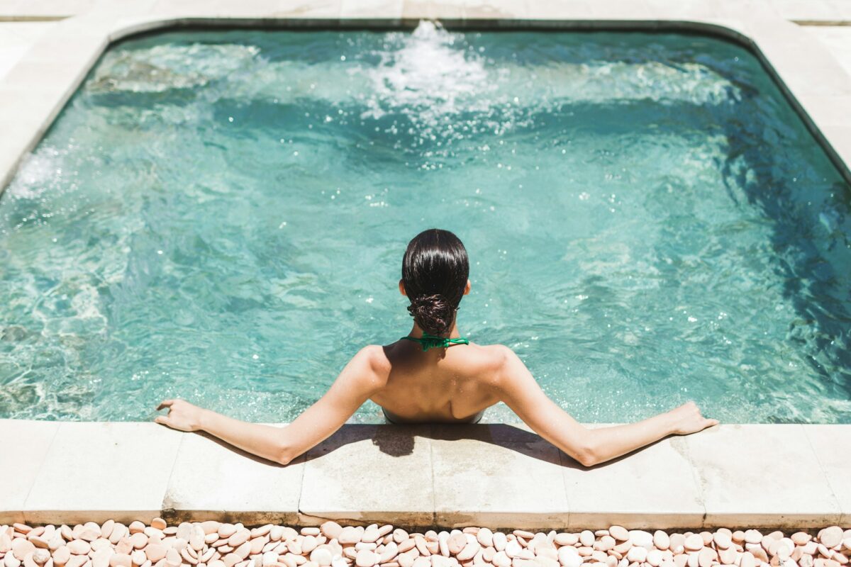 Mujer relajándose en un jacuzzi. Ideas para convertir tu espacio exterior en tu zona favorita. Jujuju aquacenter. Tienda de spas y jacuzzis