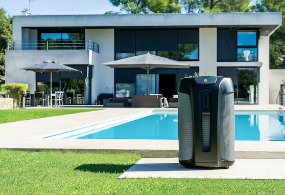 Bomba de Calor junto a Piscina Exterior Moderna
