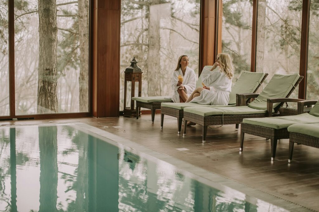 chicas relajándose en una piscina en invierno, ¿Cómo mantener las piscinas durante las diferentes estaciones del año? , Jujuju Aquacenter, tienda de piscinas y spas. 