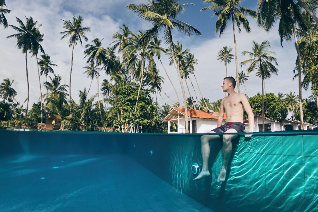 Chico relajándose en una piscina, Las soluciones inteligentes, ideales para la gestión de piscinas y spas, Jujuju Aquacenter, tienda de piscinas y spas. 