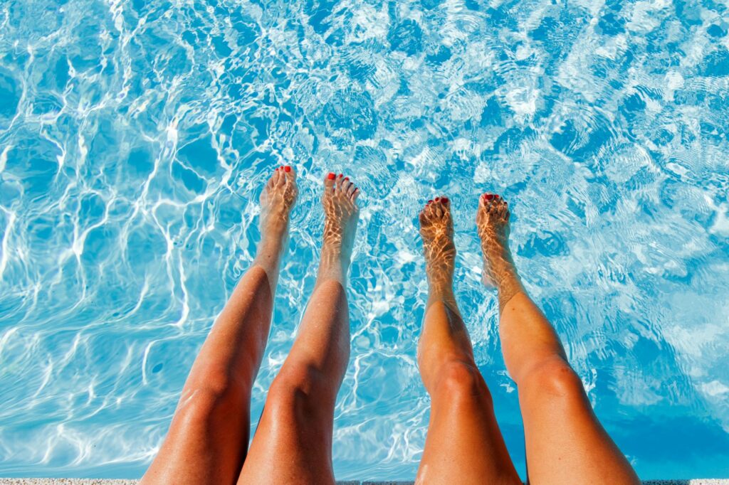 Piernas de mujer dentro de una piscina, Las soluciones inteligentes, ideales para la gestión de piscinas y spas, Jujuju Aquacenter, tienda de piscinas y spas. 