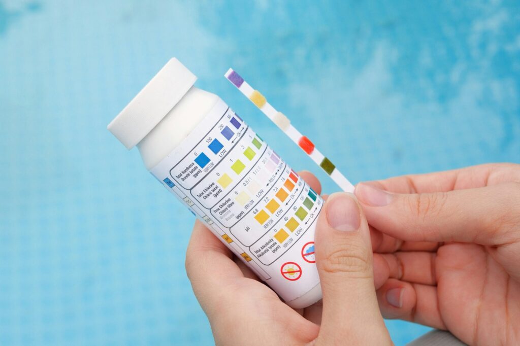 Kit de análisis del PH y del cloro del agua de una piscina guía de mantenimiento básico de una piscina