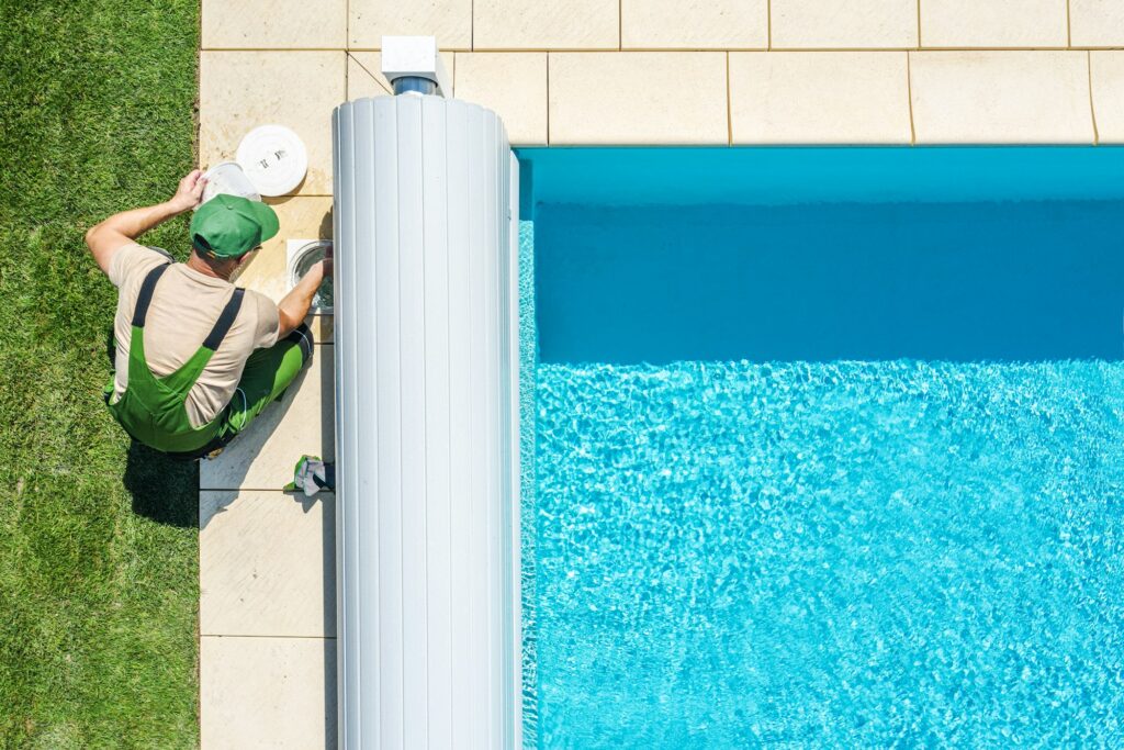 Imagen de hombre poniendo el filtro en la piscina guía de mantenimiento básico de una piscina