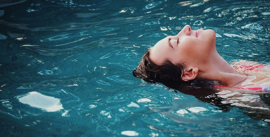 Mujer bañandose - Cómo Invernar tu Piscina Correctamente - Jujuju, Tienda de Artículos para Piscinas y Soluciones Integrales en Alicante