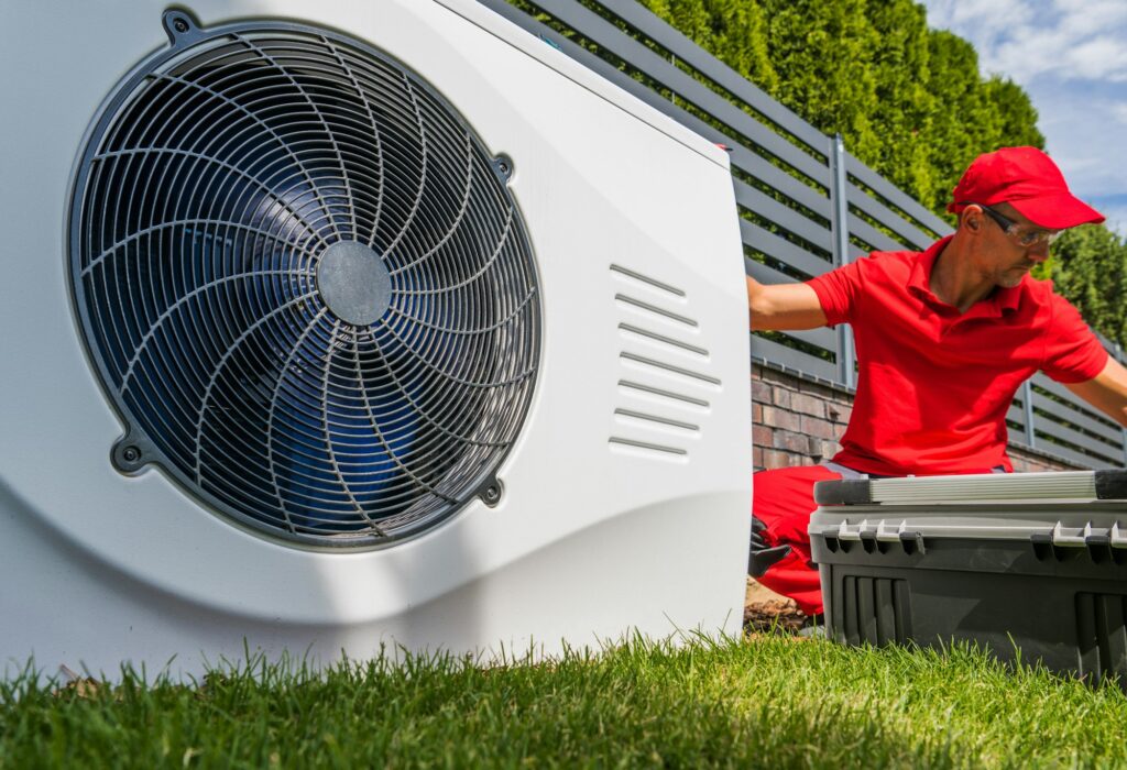 Professional HVAC Worker Installing Swimming Pool Heat Pump ¿Qué Bomba de Calor es Mejor para Tu Piscina? - Jujuju, Tienda de Artículos para Piscinas y Soluciones Integrales en Alicante
